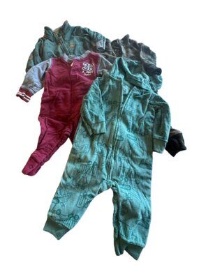 (TD6) Four pairs of sleeper/jumper/PJs, Size 0-3